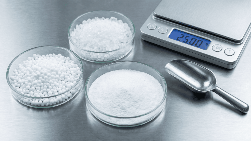 Muestras de laboratorio de sales minerales para hidroponía: Nitrato de Calcio, Potasio y Sulfato de Magnesio junto a una báscula de precisión.