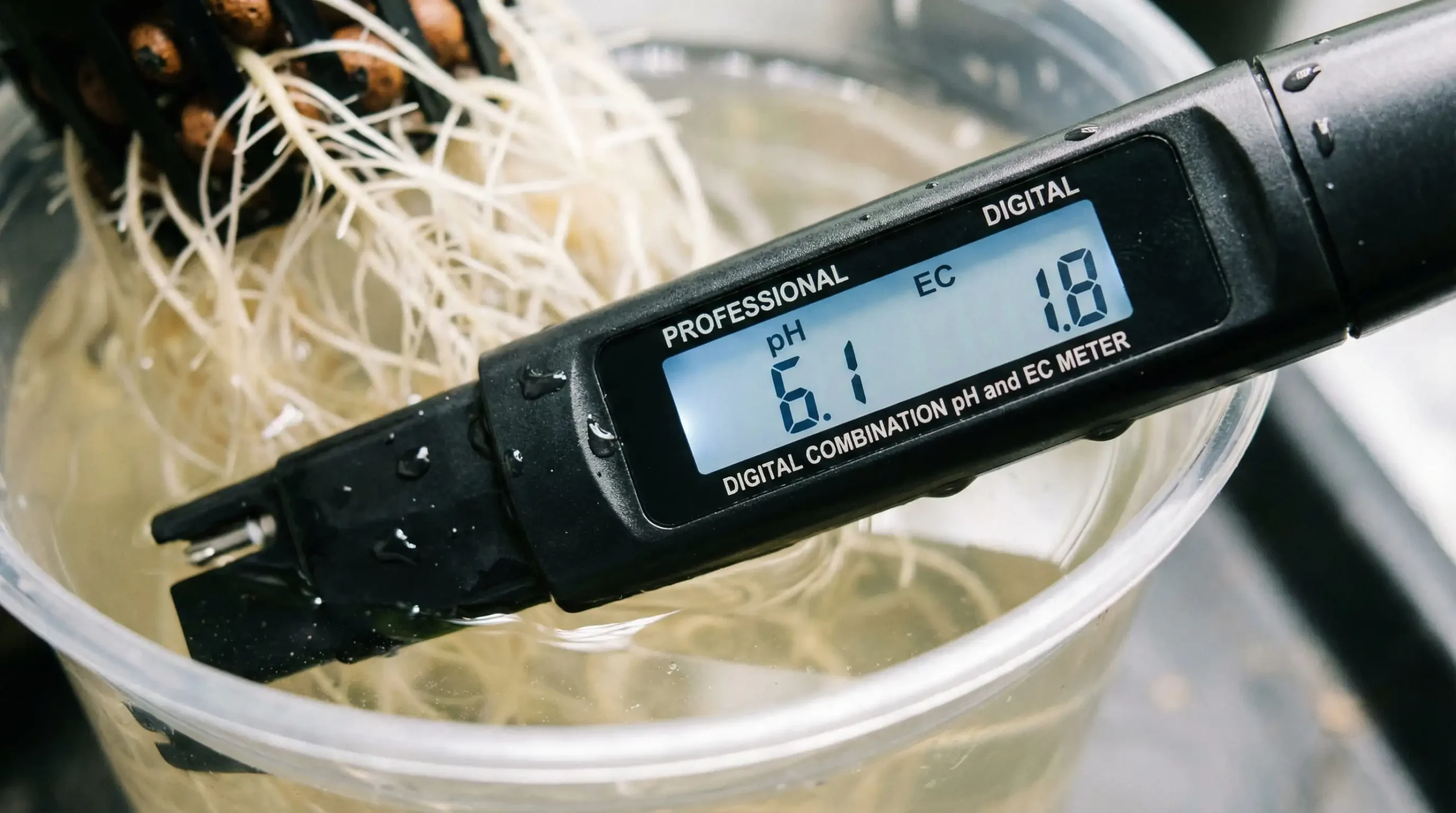 Medición digital del pH y la conductividad eléctrica de una solución nutritiva hidropónica