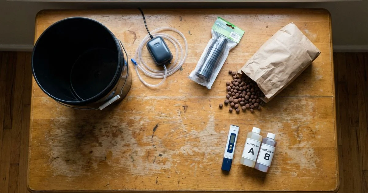 Lista completa de materiales para montar un sistema DWC casero: depósito negro, bomba de aire, netpots, arcilla expandida, medidor pH y solución nutritiva