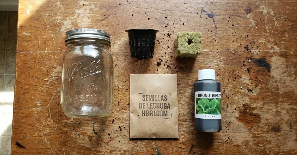 Materiales necesarios para un sistema Kratky casero: bote opaco, netpots, arcilla expandida, solución nutritiva, medidor de pH y semillas de lechuga