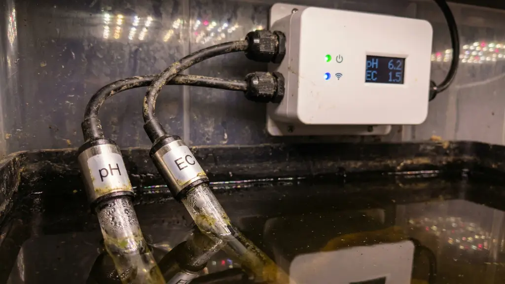 Sondas industriales de pH y conductividad (EC) conectadas a un transmisor IoT en un depósito hidropónico